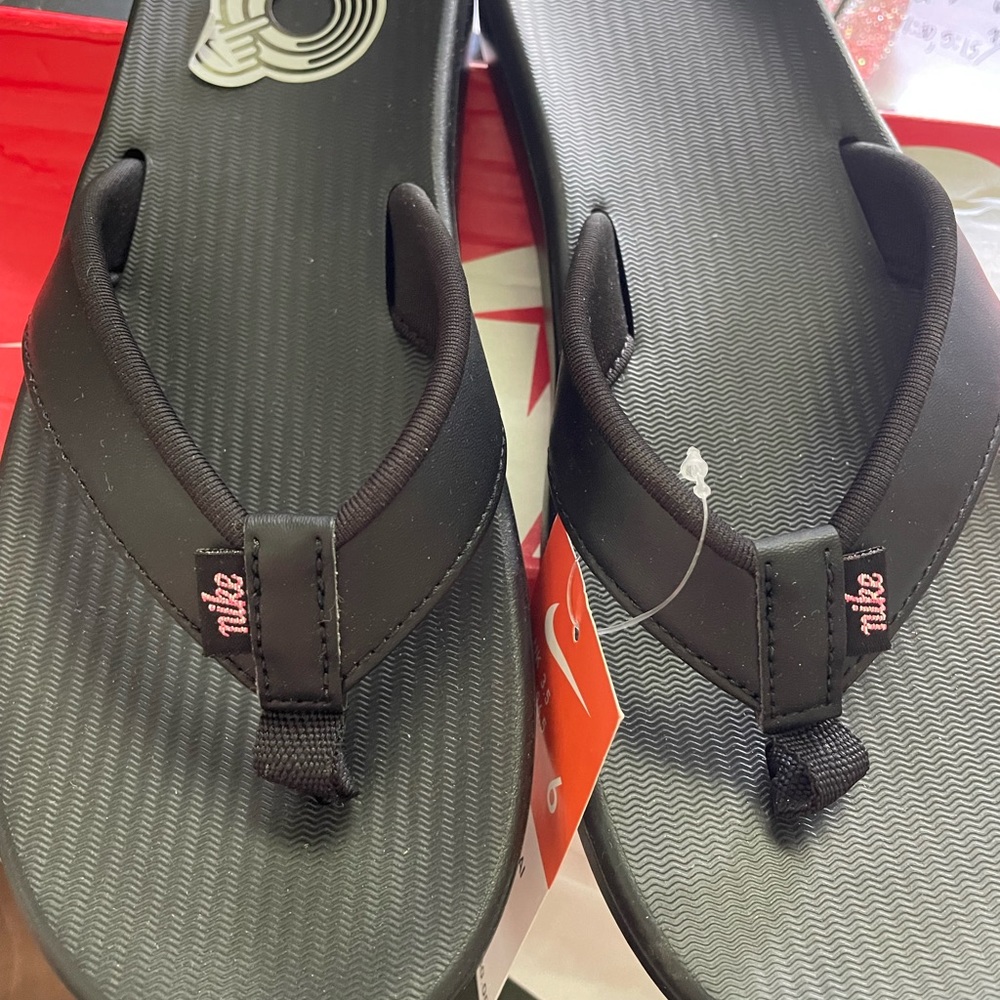 Brand new women’s size 6 Nike